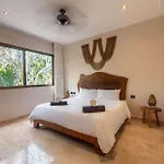 Villa Rare 8br Dual Getaway With 4 Private Pools *