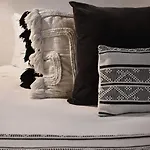 Amor Rooms