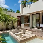 Contemporary 2Br Villa With Rooftop Lounge & Pool