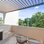 Artra, Modern Comfort With Pool Views Apartamento