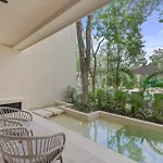 Artra, Modern Comfort With Pool Views Apartamento