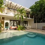 Modern Luxury Villa With Large Pool - Bbq Grill