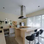 Modern Luxury Villa With Large Pool - Bbq Grill