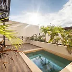 Elegant 6br Dual With 4 Private Pools & Concierge Villa