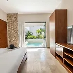 Elegant 6br Dual With 4 Private Pools & Concierge Villa