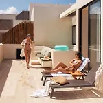 Apartamento Sleek Penthouse Escape With Rooftop Pool