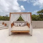 Villa Chumuuk - Modern 5Br Sanctuary With Large Pool And Rooftop Terrace