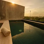 Penthouse With Private Pool, Balcony & Padel