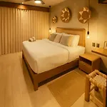 Penthouse With Private Pool, Balcony & Padel