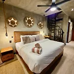 Penthouse With Private Pool, Balcony & Padel Hotel