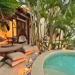Oasis Heated Private Pool Daily Housekeeping Prime Location