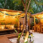 Luxury 5 Bedroom Pool Tiki Bar & Outdoor Gym