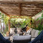 Villa Luxury 5 Bedroom Pool Tiki Bar & Outdoor Gym *