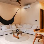 Luxury 5 Bedroom Pool Tiki Bar & Outdoor Gym *