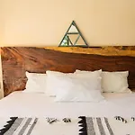 Luxury 5 Bedroom Pool Tiki Bar & Outdoor Gym Villa *