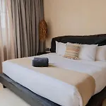 Luxury 5 Bedroom Pool Tiki Bar & Outdoor Gym Villa *
