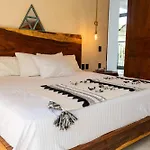 Luxury 5 Bedroom Pool Tiki Bar & Outdoor Gym