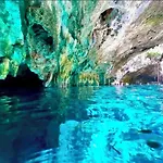 New Luxury 4-Bedroom Villa With Private Pool & Spa Access - Barney\'S Ny