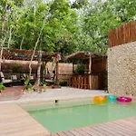 Luxury 5 Bedroom Pool Tiki Bar & Outdoor Gym *