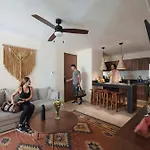 Modern 2Br Apartment - Jacuzzi Rooftop Pool & Gym