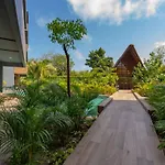 Paramar Black, Style In Zama