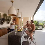 Modern 2Br Apartment - Jacuzzi Rooftop Pool & Gym