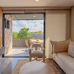 Paramar Black, Style In Zama