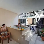 Modern 2Br Apartment - Jacuzzi Rooftop Pool & Gym