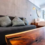 Retreat Pool Gym & Great Location Apartamento *