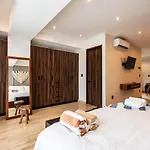 Retreat Pool Gym & Great Location