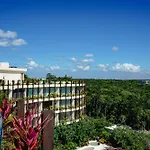 Oasis Jungle Views, 4 Pools & Near Apartamento