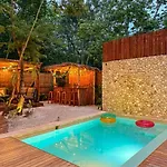 Villa Luxury 5 Bedroom Pool Tiki Bar & Outdoor Gym
