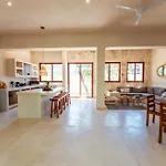 Modern Ground-Level 3Br Retreat With Private Pool