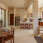 Modern Ground-Level 3Br Retreat With Private Pool