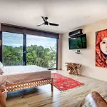 Designer Luxury With Private Pool Oasis *