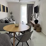 Comfortable 2Br Condo Pool & Gym