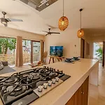 Modern With Pool Fast Wifi Perfect Apartment