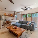 Apartment Modern With Pool Fast Wifi Perfect