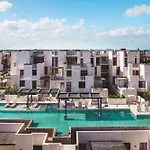 Luxury 2br Retreat With Private Pool & Apartamento *