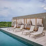 Penthouse With Private Pool, Balcony & Padel Hotel *