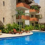 Perfectly Situated Between The Beach & Town By Stella Apartment