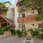 Perfectly Situated Between The Beach & Town By Stella Apartment