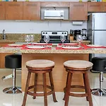 Perfectly Situated Between The Beach & Town By Stella Apartment