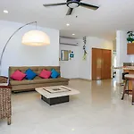 Perfectly Situated Between The Beach & Town By Stella Apartment