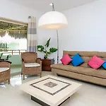 Perfectly Situated Between The Beach & Town By Stella Apartment *