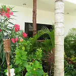 Tua Large Comfortable Pool Parking Space *