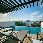 Private Roof W Plunge Pool, Brand New 2 Bedroom Penthouse For 6 Sleeps Holiday home Tulum