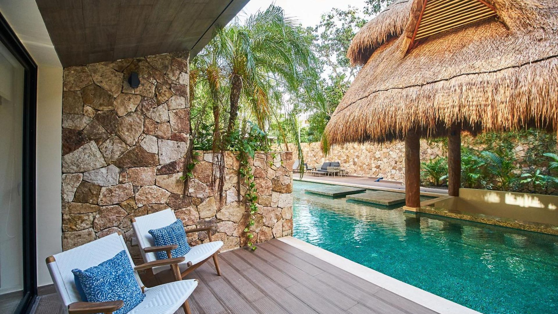 Luxury Poolside Gem With Pool, Jacuzzi & Gym Apartment