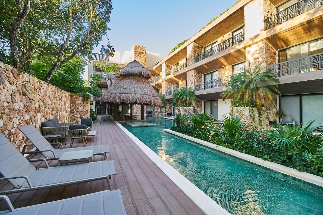 Luxury Poolside Gem With Pool, Jacuzzi & Gym Apartment *