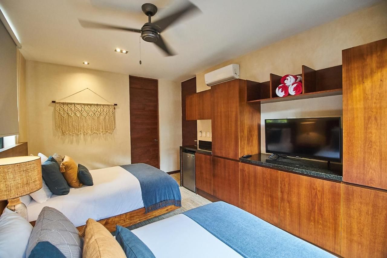Don Quijote - Private Pool & Club Access